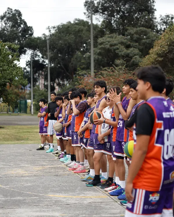 Fila de jugadores de Escuela Warriors durante un entrenamiento